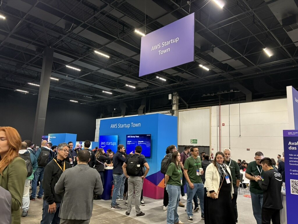 Area AWS Startup Town em edicao anterior do AWS Summit Sao Paulo.