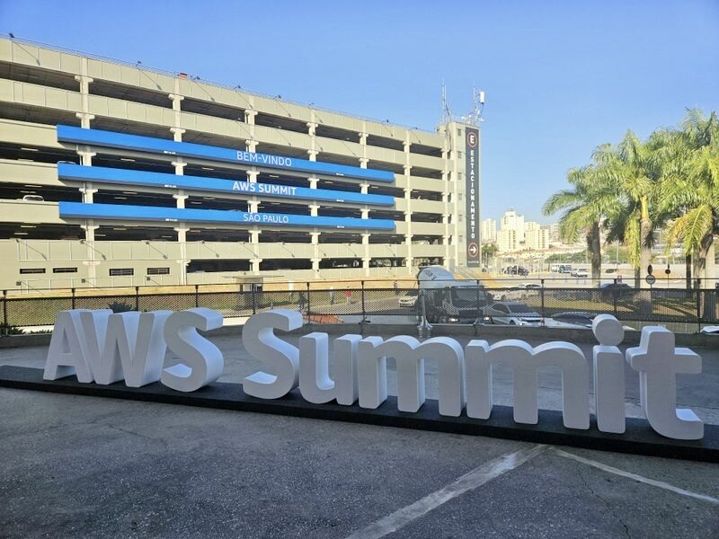 Sinalizacao do AWS Summit em edicao anterior em Sao Paulo.