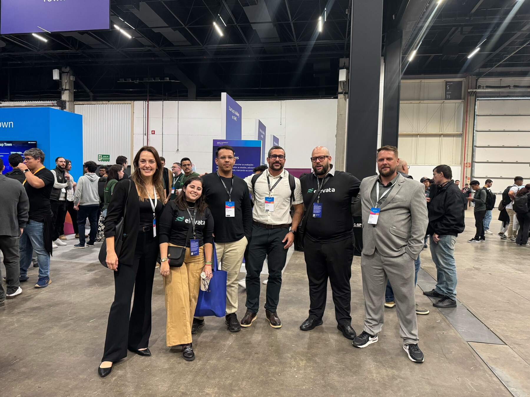 Equipe da Elevata no piso de exposicao durante edicao anterior do AWS Summit Sao Paulo.